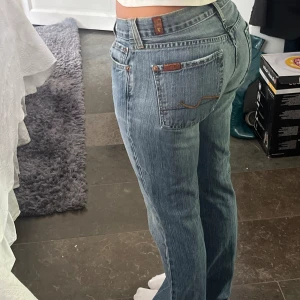 Lowwaist bootcut jeans - Innerbenslängd 80 cm Midja: 80 cm Grå/blå färg (inte helt grå) i mycket bra skick. 