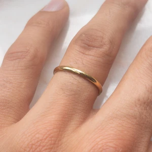 Ring från yomie - Dessa modeller är inte justerbara! Dom kommer i en tunn, mellan och bred design!💕 Ringarna finns i guldig design och silver! Ringarna kommer i storlekar 6,7,8,9! Om du har en fråga är det bara att skriva!