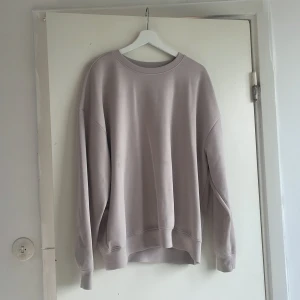Tröja  - Bra att ha i sommaren. Färgen är typ beige på rosa. 