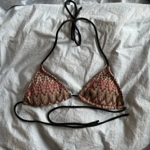 Design by si bikini - Design by si bikini topp. Storlek xs. Missoni liknande mönster.