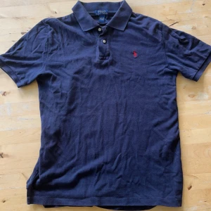 Ralph lauren pike - Säljer nu denna Ralph lauren pike Perfekt till sommaren! Inga defekter! Storleken är L fast i barnstorlek men den passar mig perfekt som är 180!