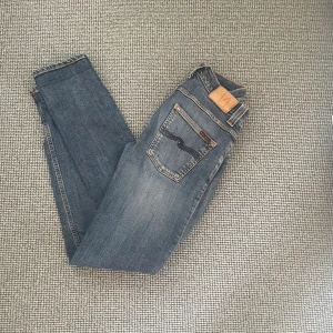 Nudie jeans - Säljer mina nudie jeans pga av för små Storleken är W29 L32 Skicket är mycket bra det ända som man kan se är en liten rand i fickan men inget som är så synligt, Vid funderingar skriv!