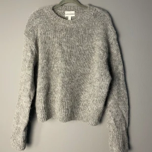 Stickad tröja  - Snygg stickad tröja, knappt använd. Stl S men funkar som M. 