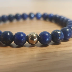 Blvckout beaded armband - No size, nyskick, aldrig använd. Mörkblåa stenkulor i varierande nyanser med silvrig eller guldig detalj