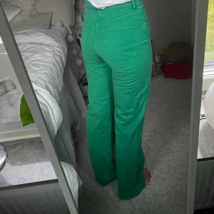 Långa wide jeans - Långa gröna jeans från zara. Jag är 176 cm💕