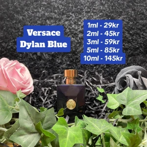 Versace Dylan Blue 20ml - Sänkta Priser! Finns i 1,2,3,5,10ml Kontakta gärna oss innan ny köper Speciellt om du ska köpa fler än 1 dekant/sample, priser finns i bilden (1 gratis 1ml sample ingår alltid vid köp av 149kr eller mer✅)