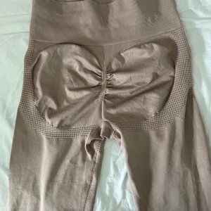 Träningstights  - Rosa Träningstights från shein k storlek S. 