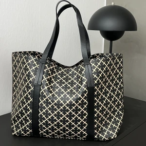 Malene Birger väska + Clutch - Se min tidigare annons för att köpa. Lägger ut en till annons för att visa fler bilder. Första bilden är väskans baksida. På bild 2 och 3 kan man se väskans defekter. Mönstret är chippat på hörnen. Clutchen är i toppskick och har inga defekter. 💗