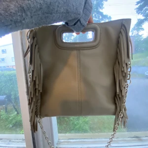 Maje väska - Så så fin o söt maje väska💕 köpt här på plick och är i bra skick! Dock är har den en pytteliten fläck på undersidan och har lite smutsfläckar inuti som inte går bort men verkligen inget som man tänker på❤️ pris går att diskutera, kom med prisförslag😍💘