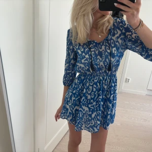 Klänning  - Superfin mönstrad kort klänning från Lindex🥰 använd en gång 