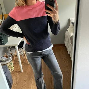 Glittrig tröja  - Tröja från &other stories, marinblå och rosa glittrig