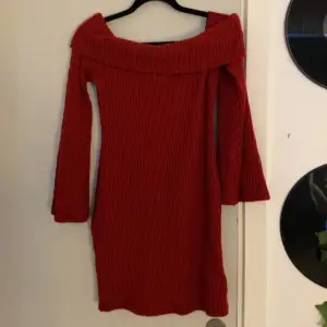 Röd nedvikt klänning, skön stickad endast använd en gång ❤️