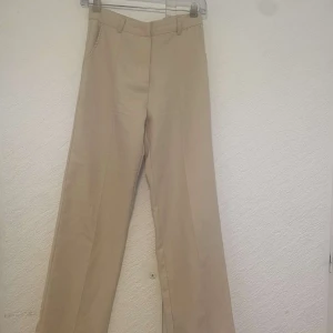 Kostymbyxor  - Säljer ett par kostymbyxor i strl S från MADLADY. Dem är i mycket bra skick förutom att det finns fläckar bak på rumpan som ni kan se på sista bilden men jag tycker inte att dem syns jätte tydlig,går säkert bort med medel. Säljer dem för 200kr! 