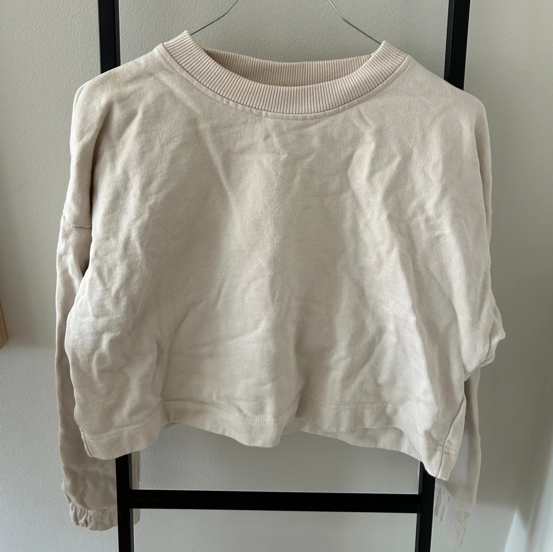 Croppad krämfärgad tjocktröja - 90