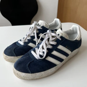 Adidas gazelles - Adidas gazelles sneakers in size 37. Looks like the sambas. Navy blue and white colour