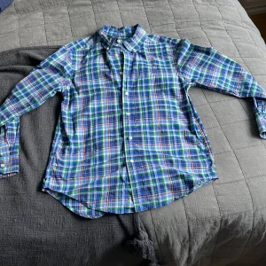 Ralph Lauren skjorta xs/14-16 - En nästan helt oanvänd skjorta från Polo Ralph Lauren priset är diskuterbart hör gärna av er av vid frågor eller fumderingar.