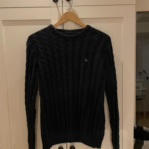 Gant stickad sweatshirt  - Tjena, säljer nu min stickade tröja från gant. Tröjan är i gott skick🤩Priset är 399 eftersom tröjan knappast har kommit till användning, men priset kan diskuteras ☀️ Skriv gärna dm om ni har några funderingar💭