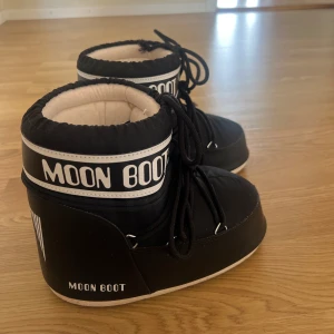 Äkta Moon boots  - Moon boots köpta från Boozt förra vintern. Använda 10-tal gånger men säljer då jag inte kommer använda dem något mer. De är i bra skick och köpta för 1800kr. Strl 39/41, passar mig som har 39 i strl. 