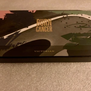 *NY*Gåvoset Burn Cancer Doftljus  - Burn Cancer är en serie ifrån Victorian där 10% utav försäljningspriset går oavkortat till Ung Cancer. Förutom att du bidrar till något bra så levereras även en härlig box med 3 utav de nya dofterna; Magnolia, Juicy Peach, Grapefruit Vanilla. 