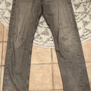 Säljer Jack&Jones jeans - Säljer dessa Jack&Jones jeans för 350kr. Mått = W32 L34, Använda enstaka tillfällen. Skriv gällande frågor.