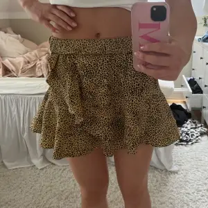Super söt leopard kjol med volang💛 säljer då den inte kommer till användning 