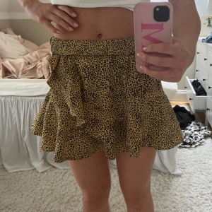 Leopard kjol - Super söt leopard kjol med volang💛 säljer då den inte kommer till användning 