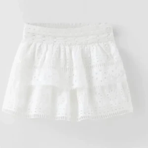 Zara kjol - Så söt kjol från zaras barnavdelningen som inte säljs längre, storlek 13-14 men skulle säga att den passar S💞skrevor för egna bilder