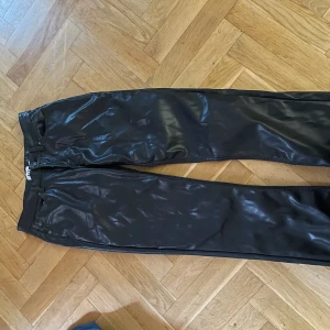 Skin byxor  - Ett par skin byxor från lager 157 i storlek M som inte har kommit till användning.