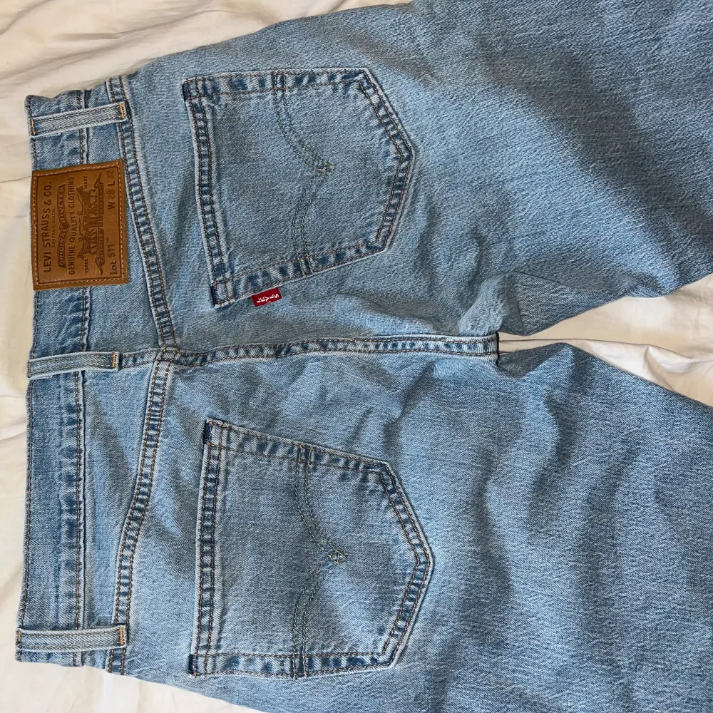 Helt oanvända ljusblåa Levis jeans som legat i garderoben sen dom blev köpta. W28 och L32, vilket passa perfekt för mig som är 168 cm lång. Pris går att diskuteras, vid snabbt köp. . Jeans & Byxor.