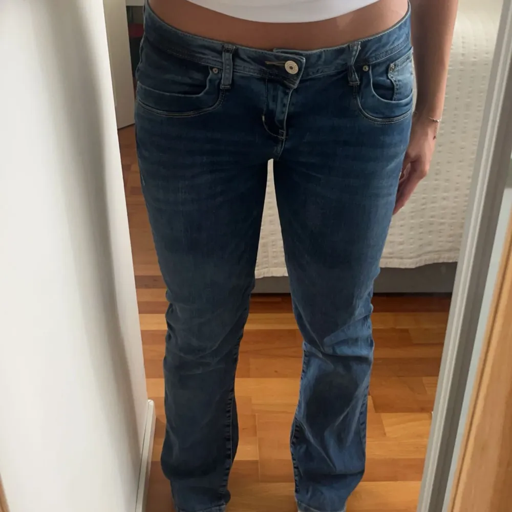 lågmidjade LTB jeans i färgen Blue Addicted och modellen Valerie. Köpta på zalando, nypris ligger mellan 800-1000 kr. tyvärr är de lite för stora för mig i midjan och jag brukar ha 29/32. Längden på dessa är 32 och midjan är 30. . Jeans & Byxor.