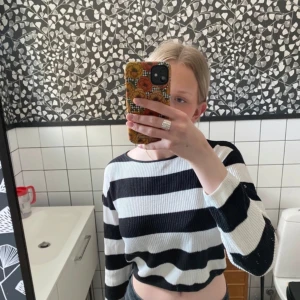 Randig långärmad - Randig långärmad tröja från H&M Köpt för länge sedan men ändå bra skick 🤍