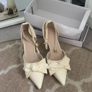 Klackar 39 - Helt nya aldrig använda klackar som jag tänkte ha på studenten! Strl 39