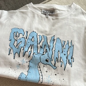 Ganni t-shirt - Ny!