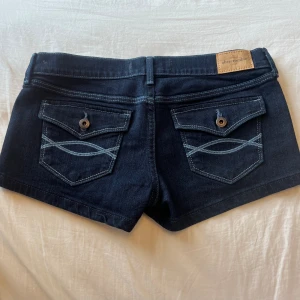 Lågmidjade jeansshorts  - Lågmidjade jeansshorts från abercrombie midjemått rakt över: 37cm längd: 21cm💓