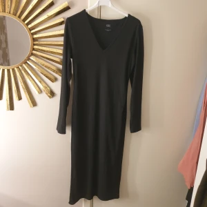 Klänning  - ribbad klänning i midilängd 