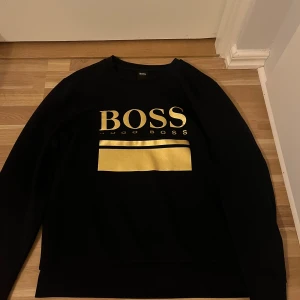 Hugo boss tröja storlek L - En fräsch Hugo boss tröja i storlek L, som är i ny skick för endast 300kr.