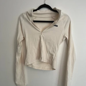 Tröja - En gul/beige fleece tröja från Shein i storlek S