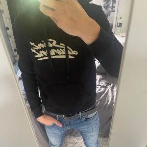 Saint Laurant Hoodie  - Säljer denna riktigt feta och eftertraktade Saint Laurant tröja eftersom den inte kommer till användning av mig, skicket är 10/10 då jag knappt använt den och den bara hänger i garderoben.  Kontakta mig för intresse eller andra frågor🤩