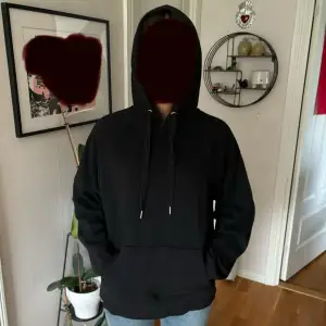 Svart hoodie från h&m. Storlek är XXS men passar mig som använder S. Den är menad att vara oversized men kan även användas om man har storlek XS/S.
