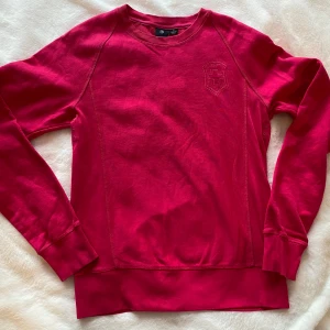 Cerise sweatshirt från Victorinox i strl M - Cerise sweatshirt från Victorinox i strl M  Använd men i bra begagnat skick.  Mått Över bröstet: ca 53 cm Längd från axeln och ner: ca 70 cm  100% bomull 