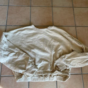 Tröja tjej  - Tröja i perfekt skick. Säljs pga rensa garderoben. Tajt nedtill. Mjukis tröja. 