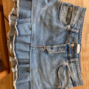 Jeanskjol  - Jätte söt lågmidjad jeanskjol med volanger!😻 Jag har sytt den själv från ett par jeans, därför vet jag inte exakt storlek men den passar mig som brukar ha S eller M, kan skicka mått om någon vill! 💓 