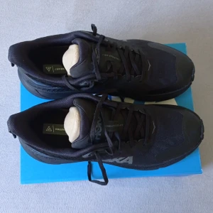 Hoka skor helt nya! - Säljer dessa helt nya löparskorna för 1800  kr bara!! Riktiga priset är 2300 men vill få bort dom snabbt eftersom de är fel storlek.
