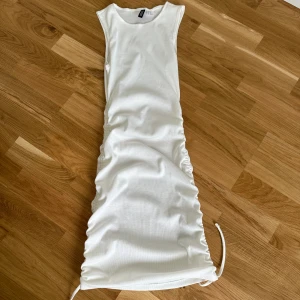 H&M klänning - Ny skick, använd en gång bara. Jättefin vit klänning som passar till vardag eller annat. Bekväm att ha på sig.