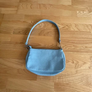 Väskor - Tre jättefina väskor som bara köpts och aldrig använts. Den ljusblåa och den med diamanter är från gina tricot medans den sista köpte jag utomlands! De kostar 100kr per par. För mer information kom dm!!!