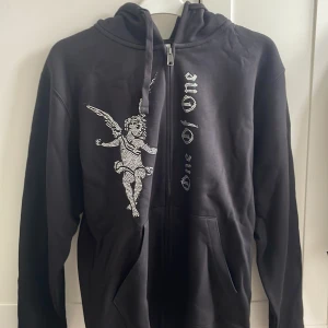 One of one zip hoodie - One of one zip hoodie i storlek medium, helt oanvänd och skick är 10/10