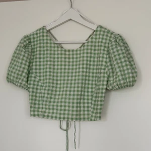 Gullig croptop - Crop top från Bershka, använd 1 gång. 