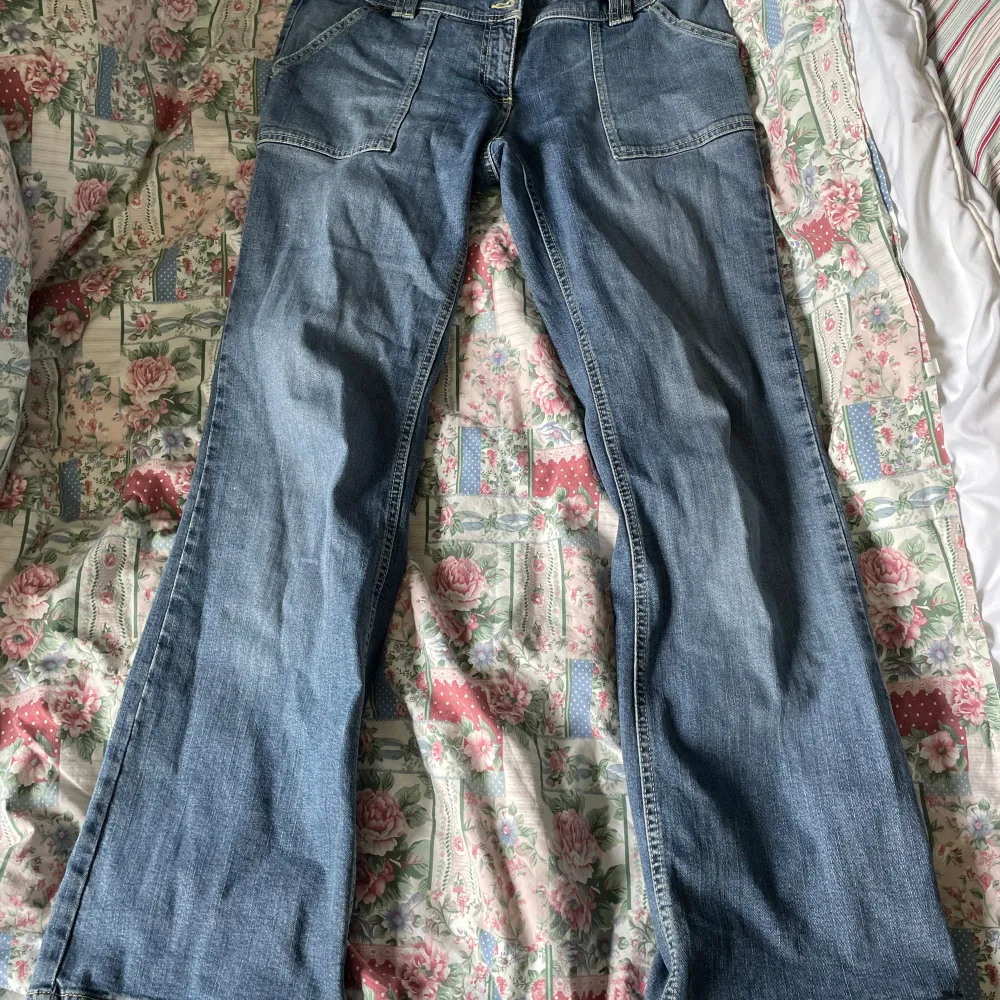 Jätte snygga jeans från s.Oliver som jag inte använder, finns mindre defekter. Sitter som M 💗. Jeans & Byxor.