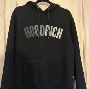 Hoodritch Tröja  - En svart hoodie, det finns en ficka på armen med dragkedja, den är knappt använd och lika gott som ny! Pris kan diskuteras 