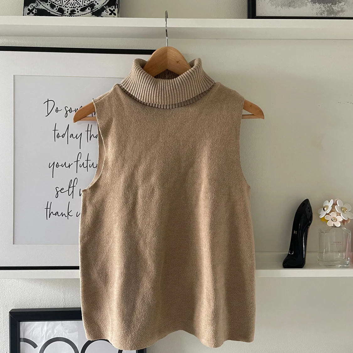 En skön och tunt stickad poloväst från Zara i jättebra skick🤎🤎!